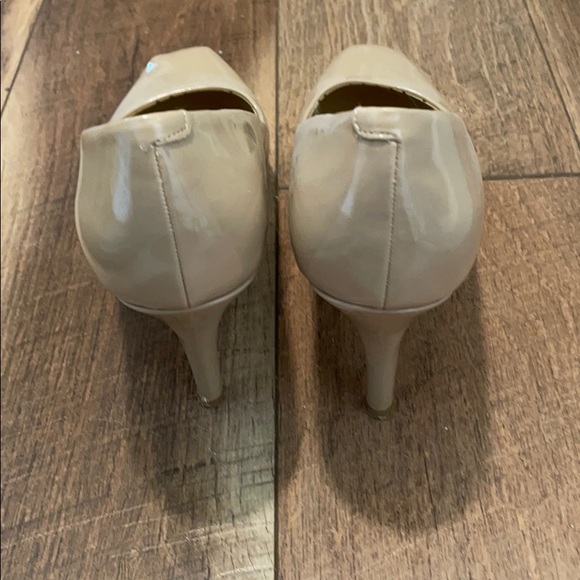 Tan heels - Picture 3 of 4